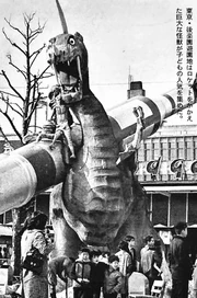 A Juratan on display to Giran's right shoulder