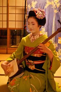 Maiko-playing-shamisen