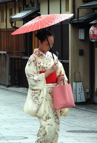 640px-Kimono lady at Gion, Kyoto