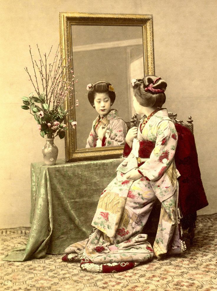 Japanese Woman Experiencing Special White Makeup For Being Geisha Maiko In  Kyoto High-Res Stock Photo - Getty Images