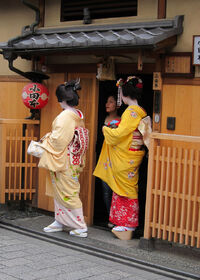 640px-Geisha, maiko, shikomi in Kyoto