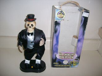 Hip swinging skeleton with box