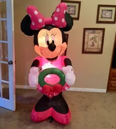 Christmas Minnie Mouse w/ Wreath 2
