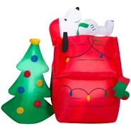 Snoopy on Doghouse w/Christmas Tree