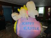 Snoopy & Woodstock lying on Easter egg