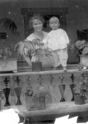 Johanna Maria Duijs (1897-1979) and Margret Clarlie Warmenhoven (1920-2012), ca 1922