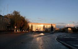 Russia-aleksandrov-courthouse,lenin statue