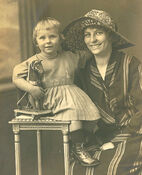 Johanna Maria Duijs (1897-1979) and Margret Clarlie Warmenhoven (1920-2012), ca 1925