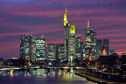 Frankfurt Am Main-Stadtansicht von der Deutschherrnbruecke zu Beginn der Abenddaemmerung