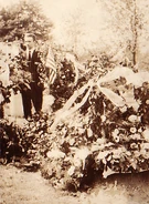 Arthur Oscar Freudenberg (1891-1968) at the grave of Louis Julius Freudenberg in 1921