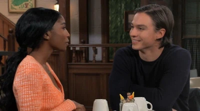 Agreeing to continue "pretending" to date (2023)