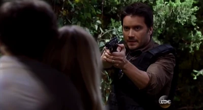Dante tries to negotiate with Peter while he uses Lulu as a human shield (2014)