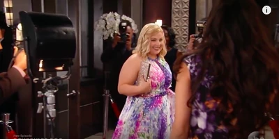 Amy arrives on the red carpet