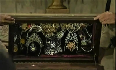 The Cassadine family jewels ready for auction at the Port Charles Hotel (2004)