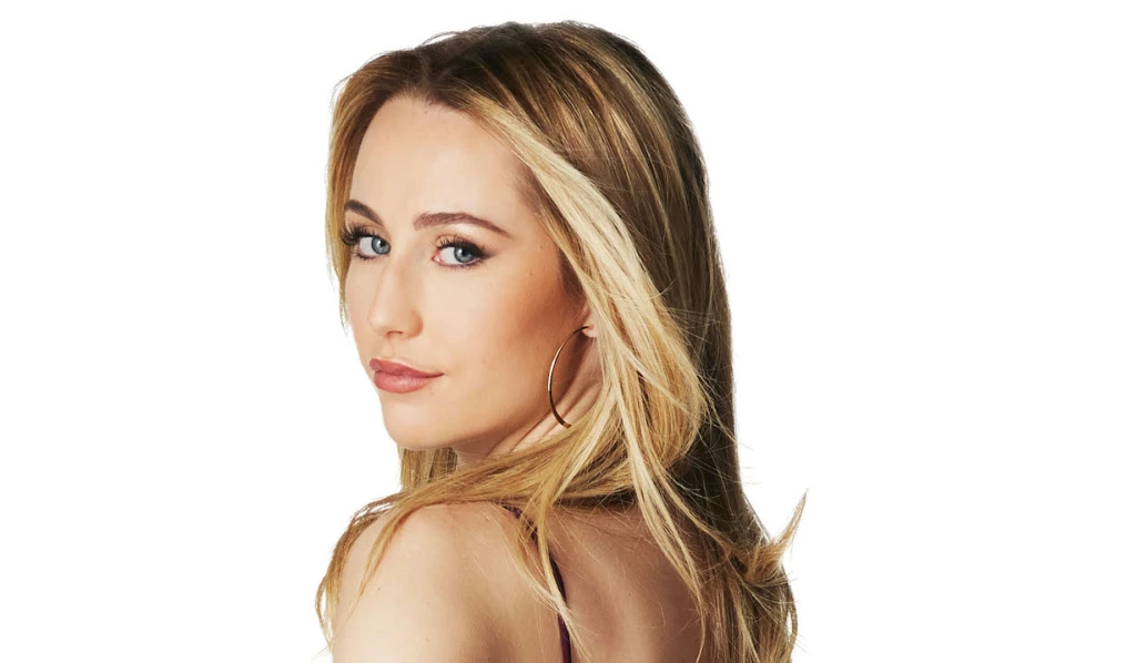 Ashley Johnson- Wiki, Age, Height, Husband, Net Worth (Updated on November  2023)