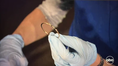 Gloria Wilson's earring - Hook Clue! (1992/2022)