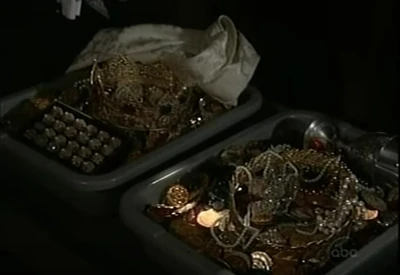 Luke and Sam steal the Cassadine jewels at the auction (2004)