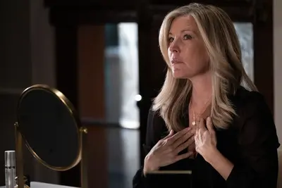 Carly wears her mother Bobbie's "B" necklace (2024)