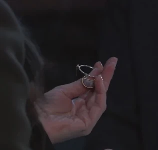 Maxie's earring clue (2022)