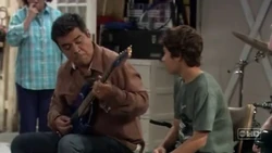 Ep 6x13 - George teaches Max some guitar licks