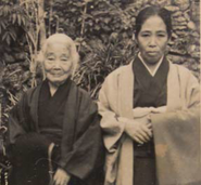 Nabi Tajima (direita) aos 61 anos com sua mãe.