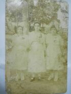 Sarmiento Pupo (right) at the age of 15, with her sisters who died at the ages of 105 and 99 years old.