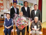 Ichi Kubota 14Sept2020.jpg (17 KB) Kubota (aged 107, seated in the right) on 14 September 2020