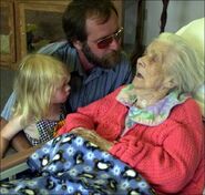 Farris-Luse in July 2001, aged 114, with her grandson Jay Neusbaum and her great-granddaughter.