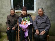 Li Haimei (center) in April 2010, with her daughter Jin Meilan and her son-in-law Zhou Shizeng.