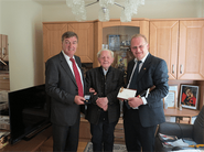 Alois Mayrhofer on his 104th birthday (2017) with the mayor Josef Freiler and the district captain Ernst Anzeletti.