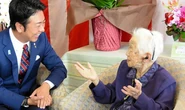 Tanaka, aged 115, with Fukuoka City Mayor Soichiro Takashima in September 2018