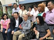 Wang Baohua in October 2018, aged 110, with his relatives and Xu Liming.