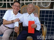 Huang Decheng 105.jpg (95 KB) Huang Decheng in October 2019, aged 105 (almost 106), with Liu Jingxiang