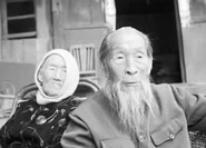 Fu Xinde at the age of 108 (claimed 109) in May 2010, with his 88-year-old wife Li Zhuzhi.