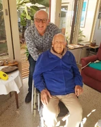 Mawer (aged 109) with his son Brian in June 2022