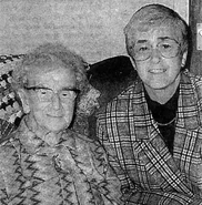 1993 (2).png (235 KB) Adams (left, age 112) with her granddaughter June Roe on the right on March 25, 1993.