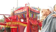 Luan Riming (at right) standing on her 109th birthday in October 2006.