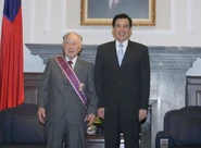 Moon Fun Chin (aged 101) with Taiwan President Ma Ying-jeou at the Taiwan Presidential Palace on 6 June 2014