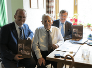 Alois Mayrhofer on his 105th birthday (2018) with the mayor Josef Freiler and the district captain Ernst Anzeletti.