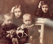 Maria Aulenbacher3.jpg (57 KB) The girl on the right, probably mid-1910s