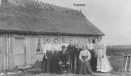 Engberg as a teenager with his family, 1911 (in the middle, the tallest of the two boys).