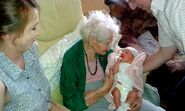 Juniewicz (aged 115) with her great-great-granddaughter Iga on 28 June 2021.