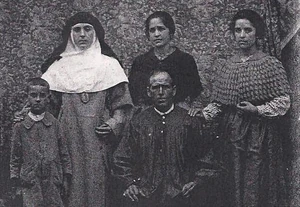 Teofila Gutierrez Jimenez2.jpg (47 KB) Teofila (in the center), with her father Santos and three of her relatives: Jose, Joaquina and Alejandra in 1921.