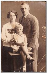 Aleksandra Dranka in 1936 with her husband Michał Dranka and daughter Krystyna Dziedzic.