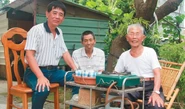 Huang Decheng 101.jpg (141 KB) Huang Decheng in October 2015, aged 101 (almost 102), with Huang Kunshan (his son) and Zhong Wenyi (mayor of Sanhe Village)