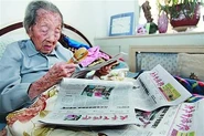 Wang Yuling in October 2011, aged 108 (almost 109), reading the newspapers.