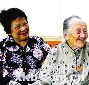 Li Chun with her second daughter-in-law.