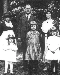 Abby1923.jpg (43 KB) Abby Milton with her family in 1923