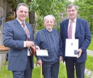 Alois Mayrhofer103.png (74 KB) Alois Mayrhofer on his 103rd birthday (2016) with the district captain Ernst Anzeletti and the city councilor Josef Schier.