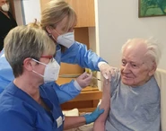 Hans Schornack1.jpg (64 KB) Aged 108, being vaccinated against Covid-19 in January 2021